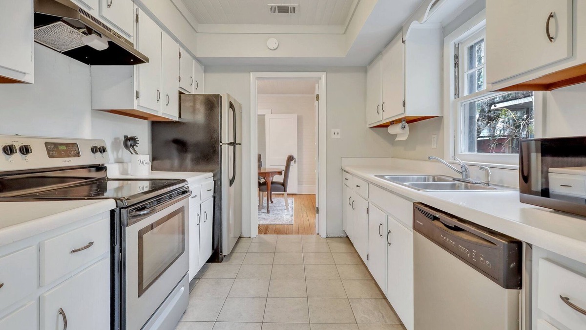 Hinesville House | In Heart of Hinesville and 1.4 miles from Fort Stewart Main Gate