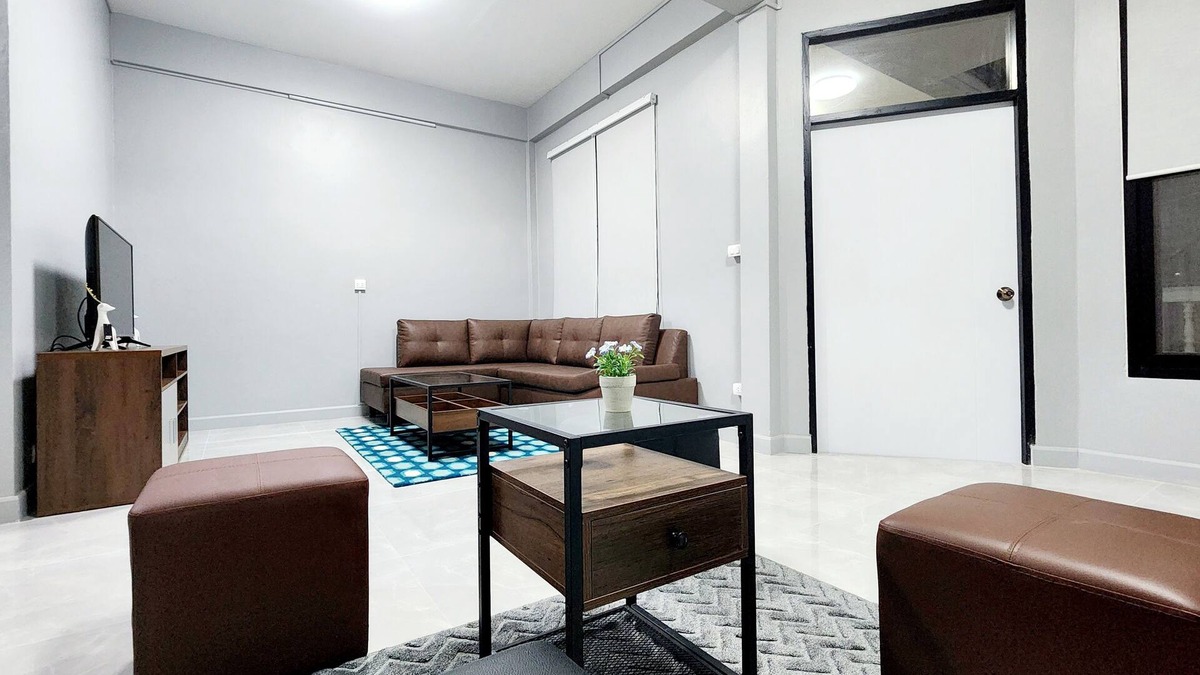 Ratchadaphisek House | In the central of the city, close to convenience stores and transportation hubs.