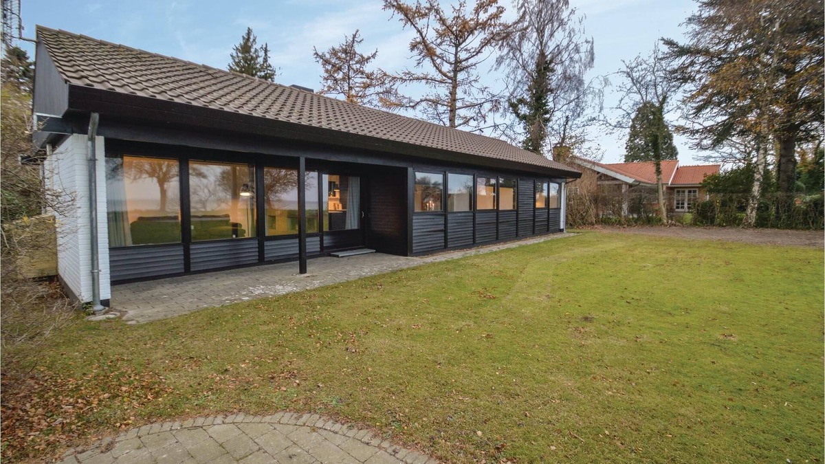 Faxe Ladeplads House | In the first row to the water lies the cozy cottage.