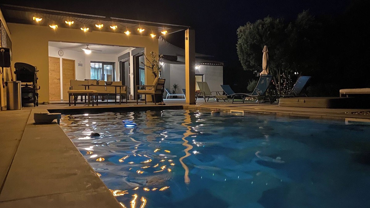 Sainte-Cecile-les-Vignes House | In the shade of oak trees, modern, spacious, air-conditioned house