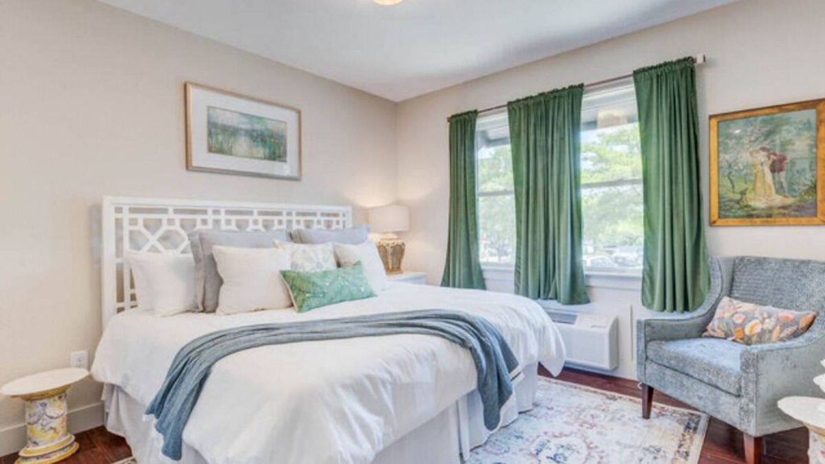 Historic Downtown Manteo Hotel | In The Garden - Room