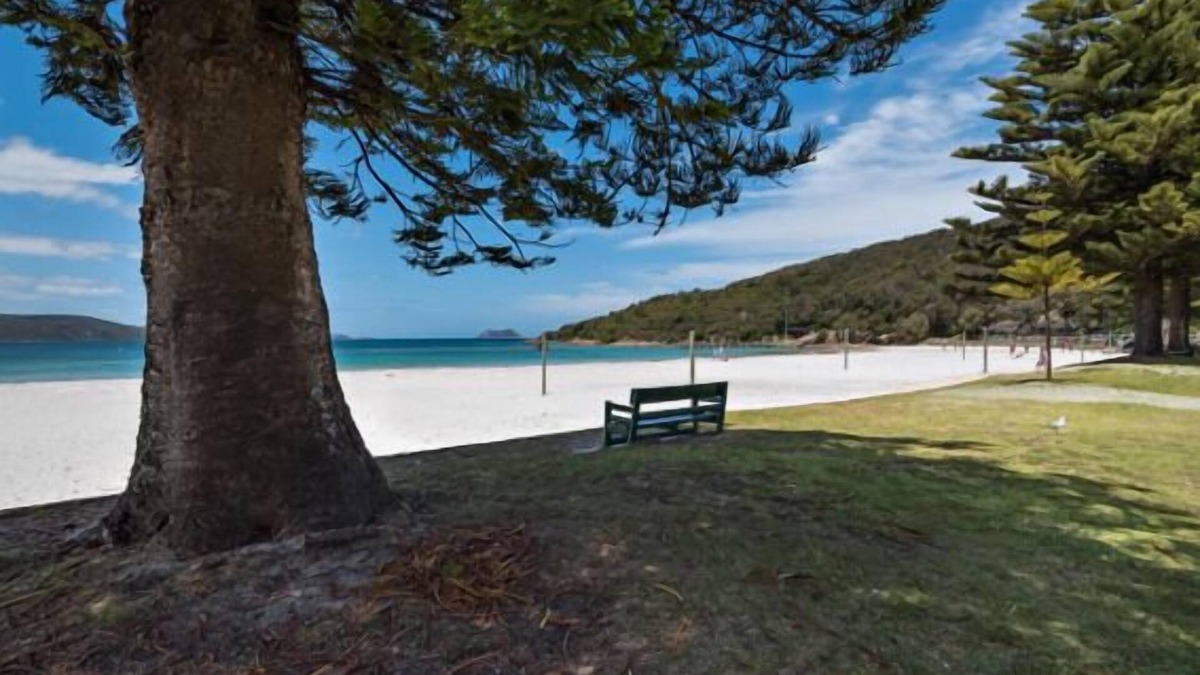 Middleton Beach House | In the heart of Middleton Beaches café precinct, this 2 storey townhouse awaits