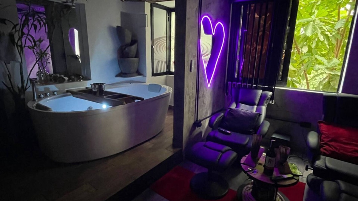 Armenia Apartment | In the heart of downtown Armenia, you will find El Corazon Rojo with Jacuzzi.
