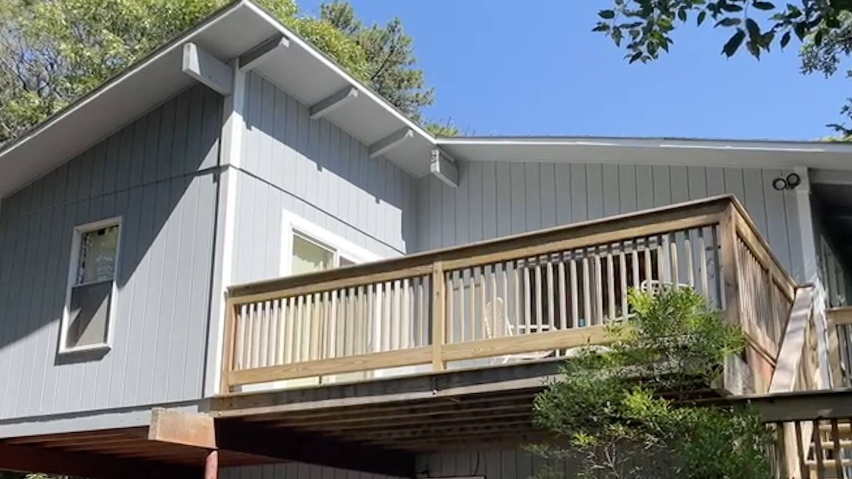 East Chop House | In the heart of East Chop. Walks on East Chop Dr. Then relax on the private deck