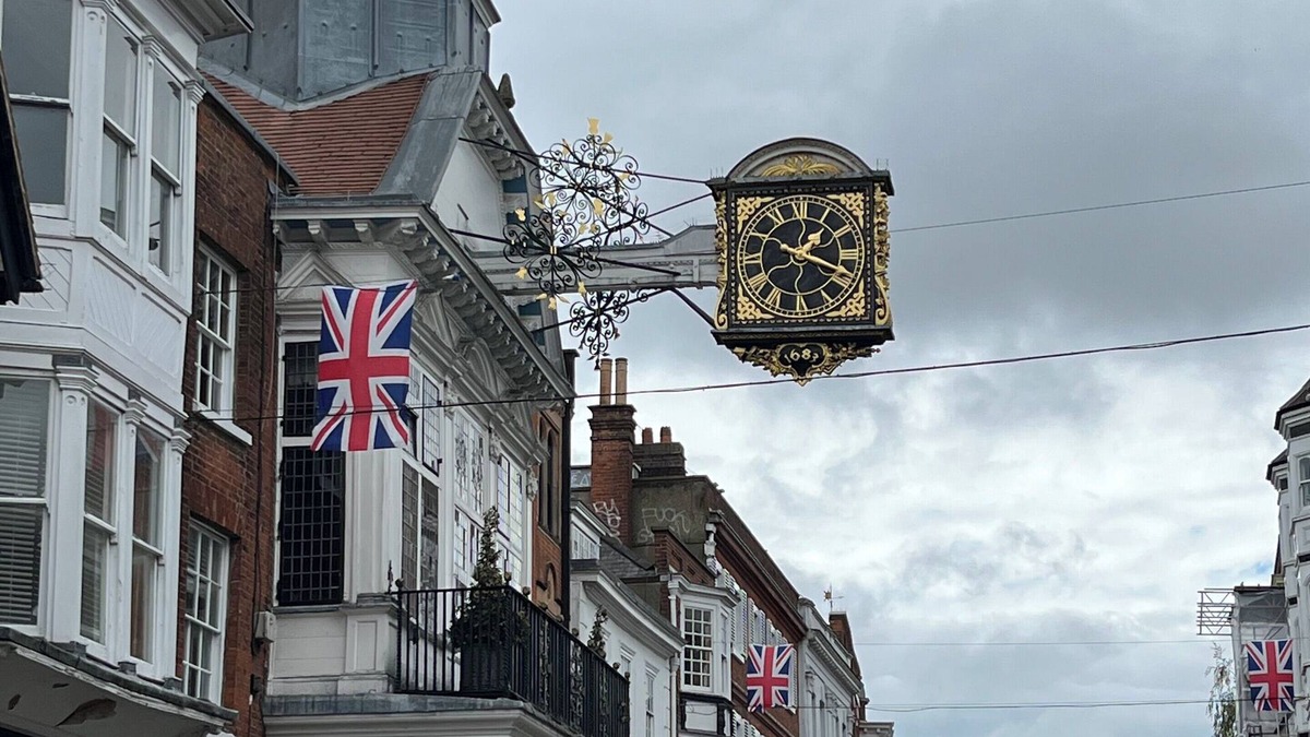 Guildford Apartment | In the heart of Guildford and the Surrey Downs, 35 minutes by train from London