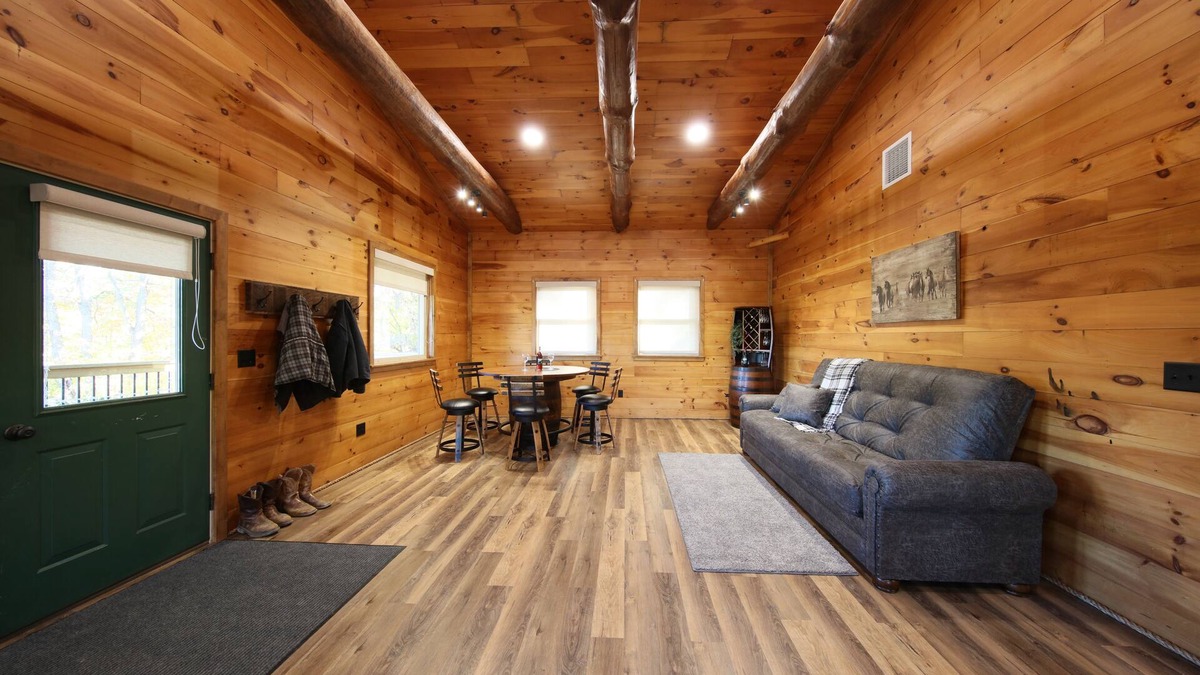Millersburg Cabin | In The Heart Of Holmes County OH Charming 2-bedroom lodge/Cabin with AC and WiFi