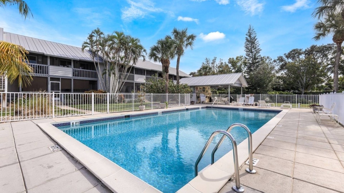 Lake Park Condo | In the heart of Naples minutes from Shopping, Dining, & Downtown!