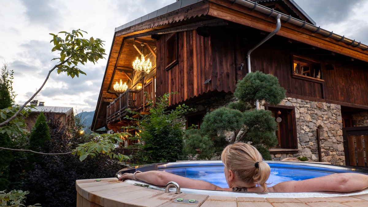Praz-sur-Arly Ski Chalet | In the heart of the village, 400m from the slopes: Sauna, Nordic bath, fireplace.