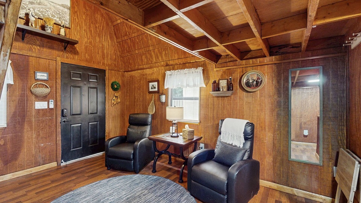 Tampa Cottage | In the heart of Tampa, rustic and convenient with AC, WIFI and close to stadiums