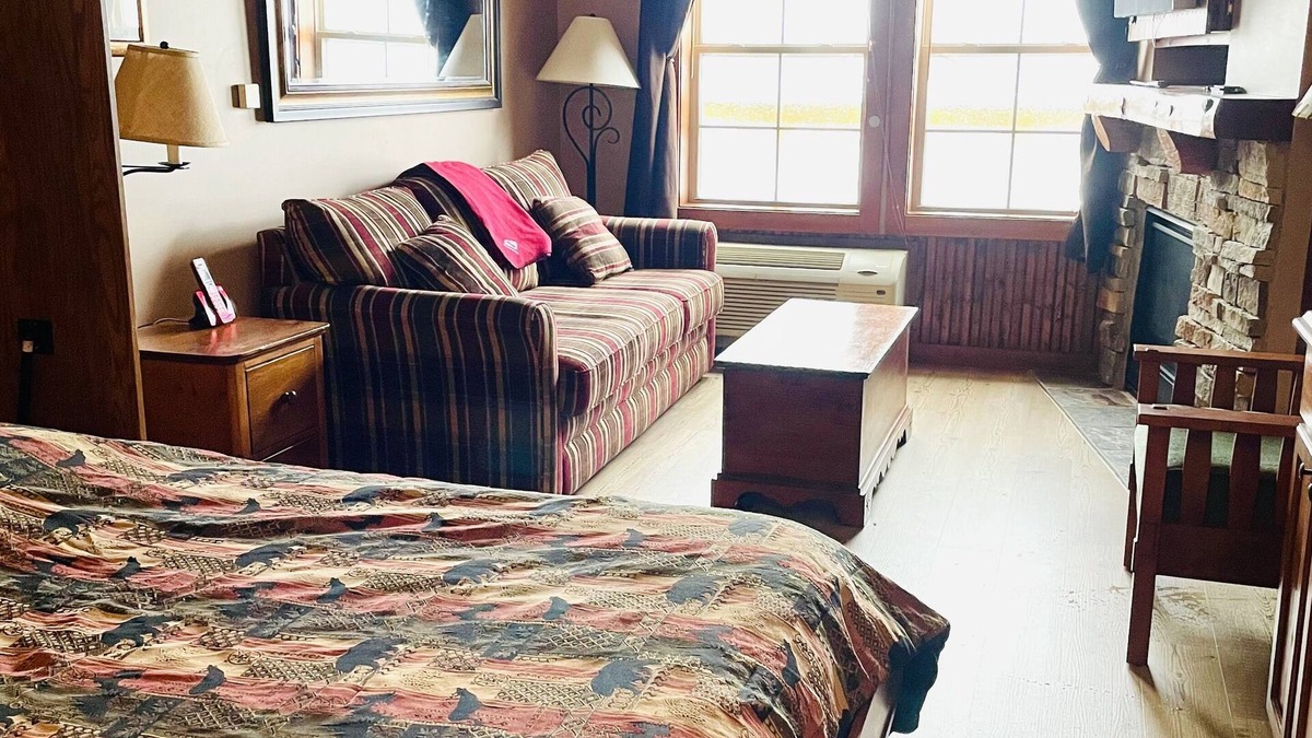 Snowshoe House | In the heart of the village (ski in/out)