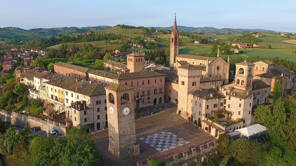 Castelvetro di Modena Apartment | In the historic center of Castelvetro Bed & Brekfast the glass castle