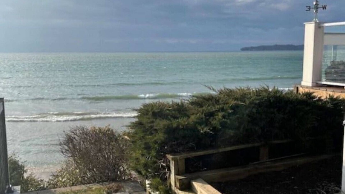Crystal Beach House | IN THE MOMENT Luxury Beachfront Paradise, with private beach access, BBQ, AC