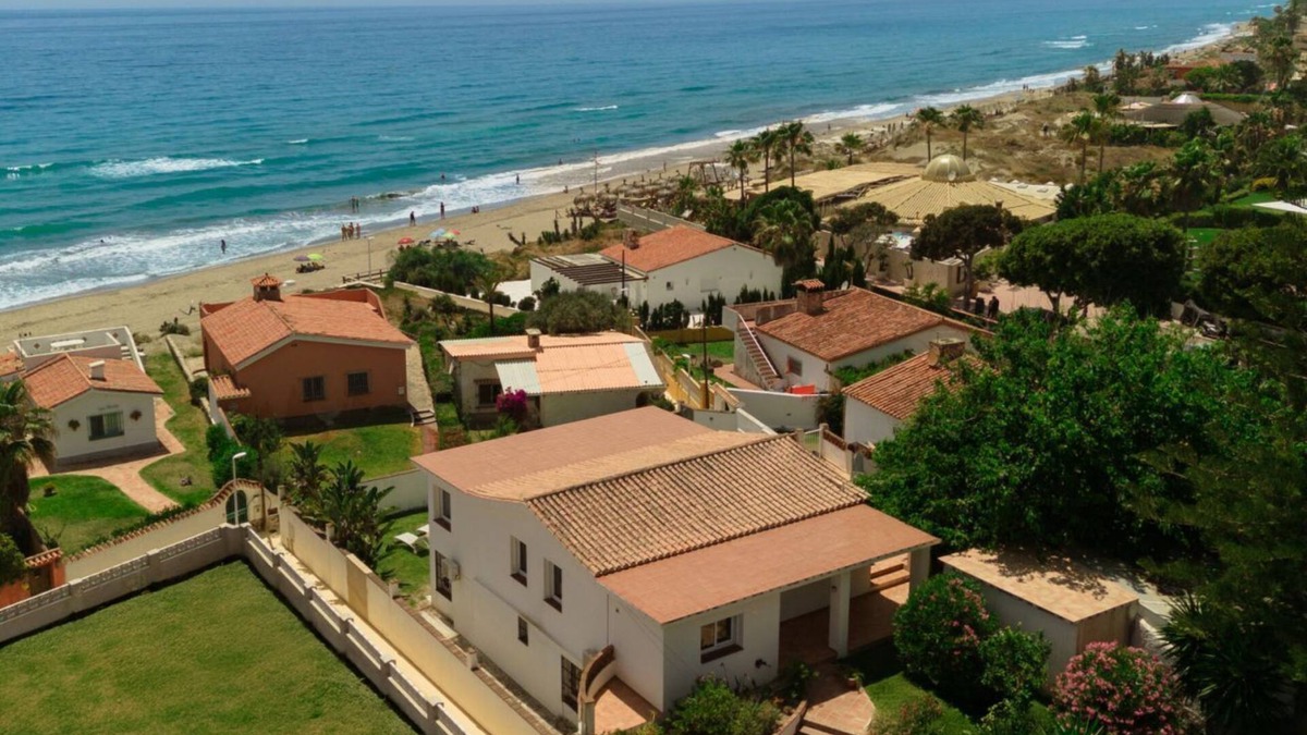 Urbanizacion Costabella Apartment | In the second line, modern beachfront holiday home in Costabella, Marbella