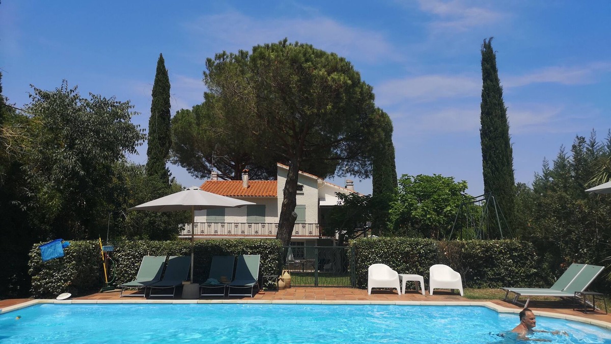 Ceret House | In the shade of the pines. House with pool, second floor, mountain view and garden