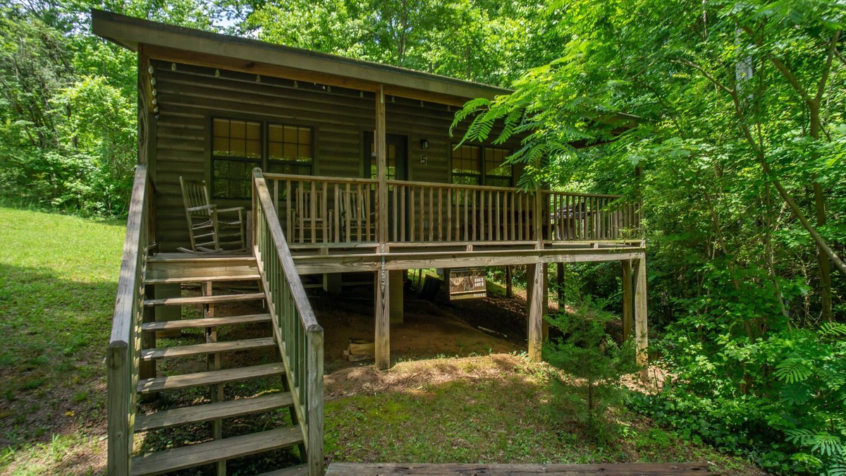 Helen Cabin | In the Woods feel, Walk to Town, Hot tub! Dogs Welcome, Fire Pit