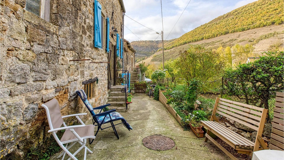 Saint-Georges-de-Luzencon House | In this inviting cottage you can spend a relaxing vacation.