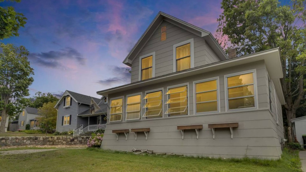 Petoskey House | In-town home 5-10 minute walk to: shopping/food/waterfront. See our reviews.