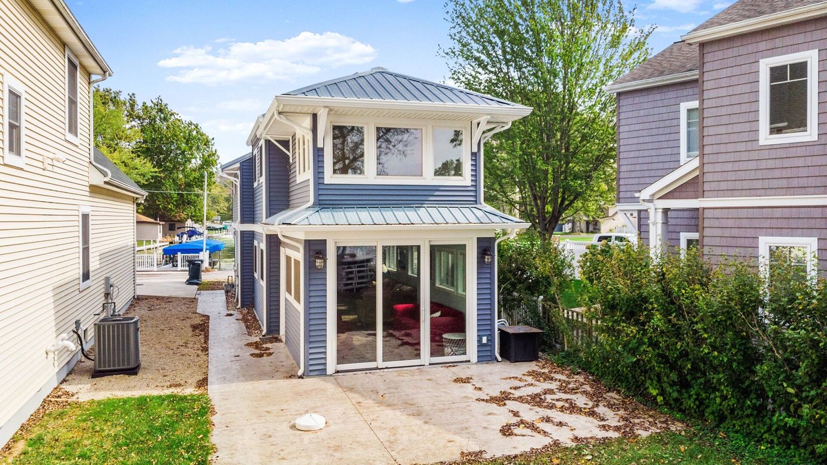 Syracuse House | Incredbile View of Lake Wawasee with sandy lake bottom