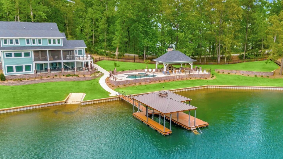 Seneca House | Incredible 10 BR home with pool