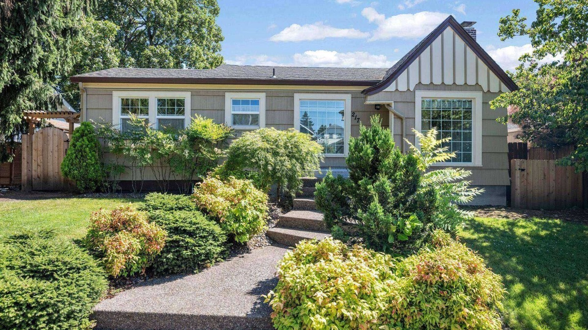 Downtown Vancouver House | Incredible Central Downtown Vancouver Location, New Décor and Furnishing, Two Miles to Waterfront