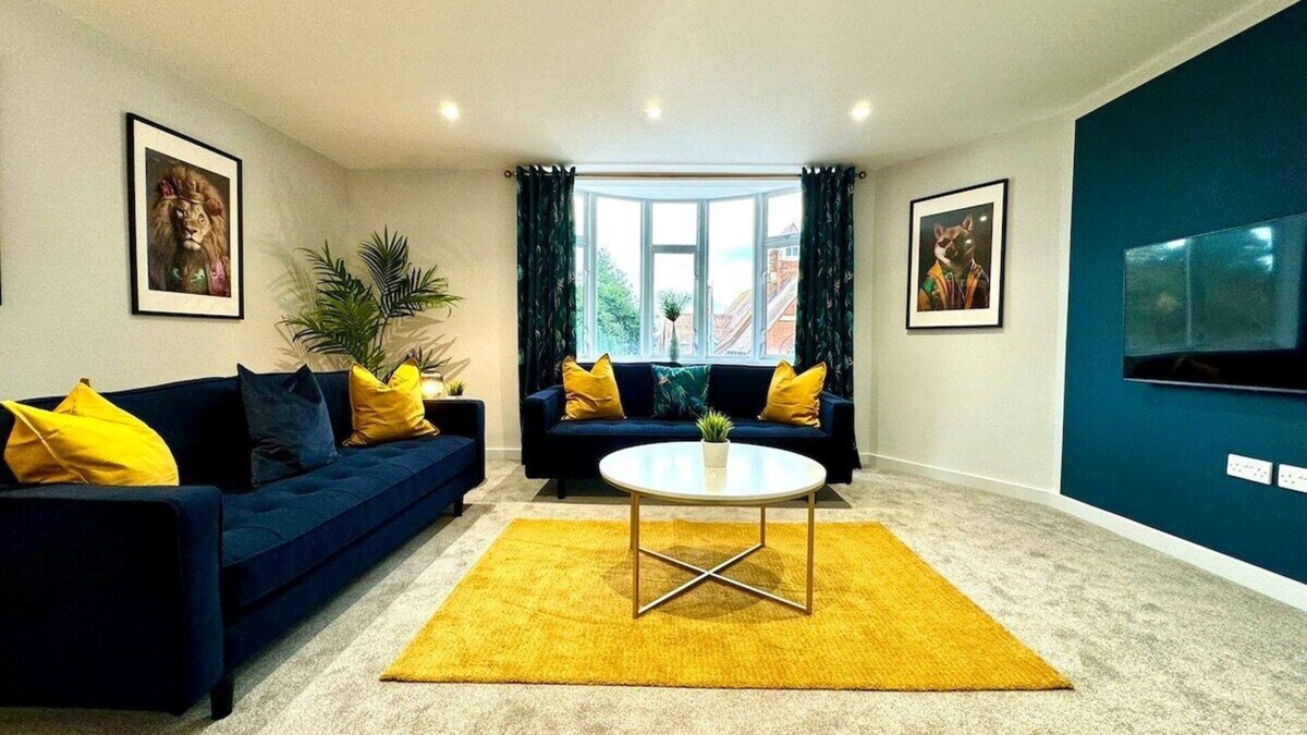 Westbourne Apartment | Incredible Large 3 Bedroom Apartment - Sleeps 8!