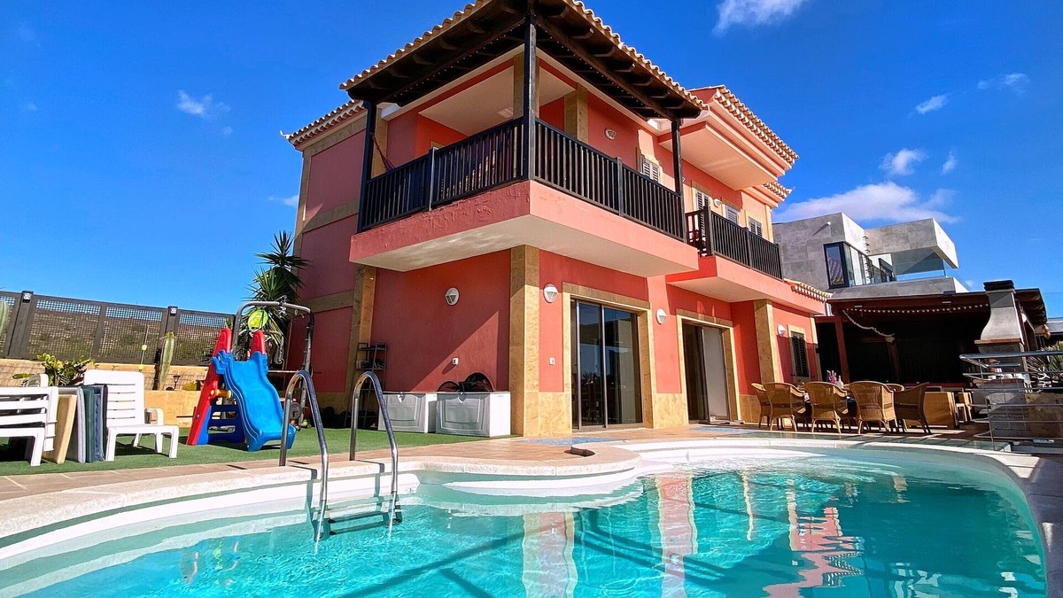 San Agustin Villa | Incredible luxury villa with an outstanding view of the sea and the mountains.