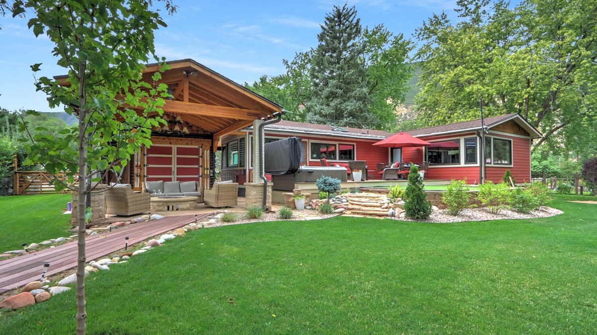 Glenwood Springs House | Incredible Newly Remodeled Family Home w/Hot Tub, Fire Pit, Near Dwntwn & Pools