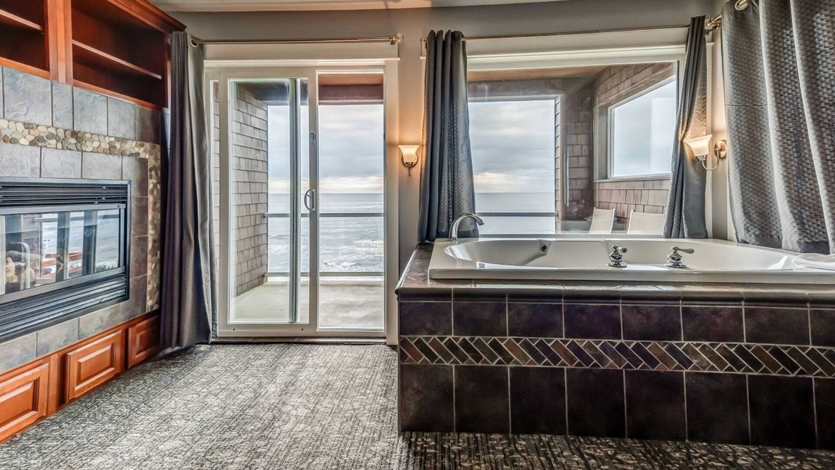 Nelscott House | Incredible Picturesque Beach and Ocean Views, Huge Soaking Tub, Pet Friendly, Fireplace, Kitchenette