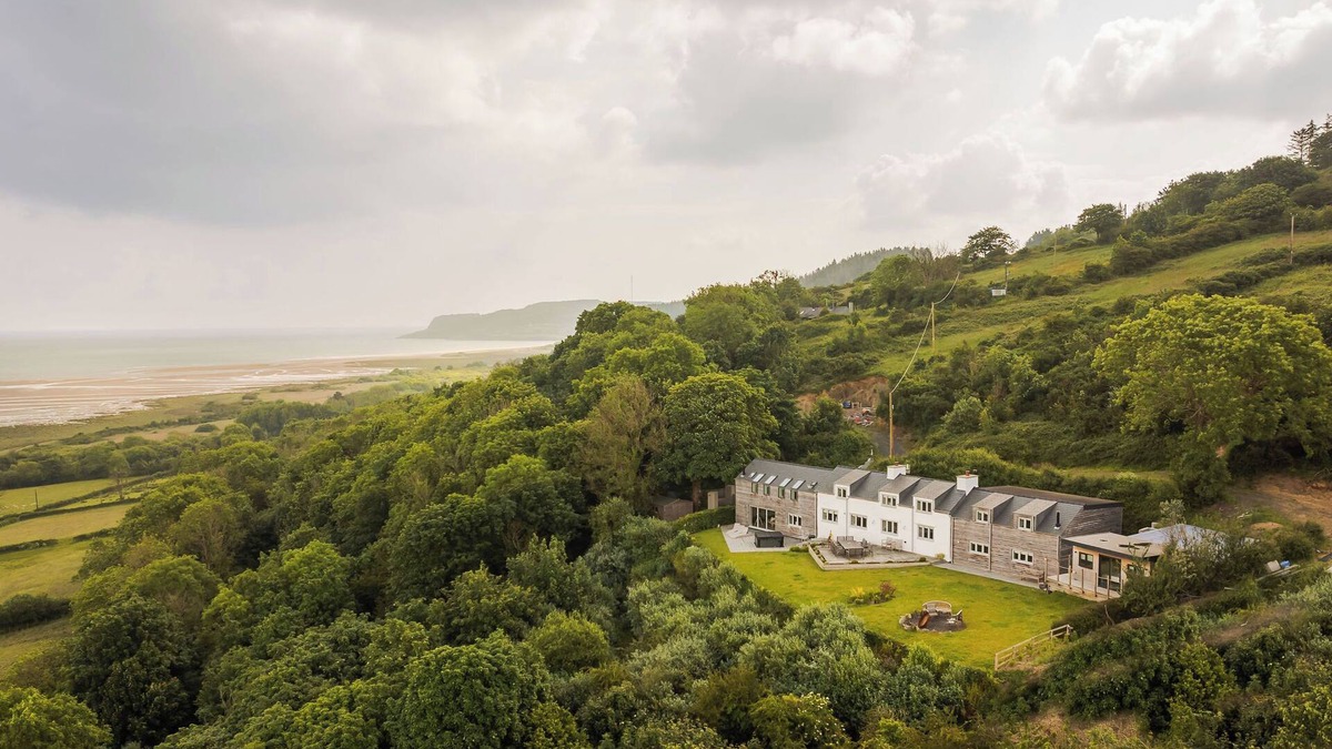 Pentraeth House | Incredible stay overlooking Red Wharf By sleeping up to 18 guests with hot tub & garden lounge area