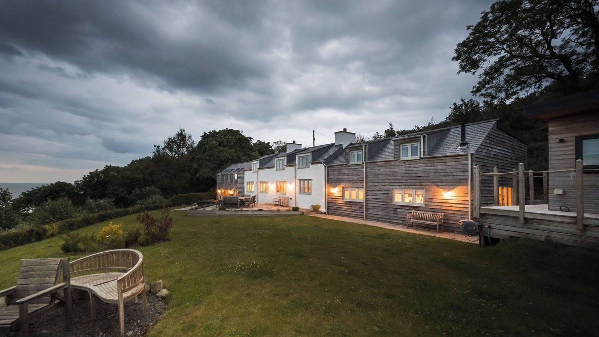 Pentraeth House | Incredible stay overlooking Red Wharf By sleeping up to 8 guests with hot tub & garden lounge area