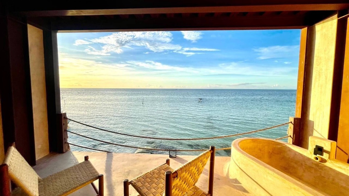 Bouvet Island Apartment | Incredible Suite Room with POOL VIEW & TUB/1 King Size
