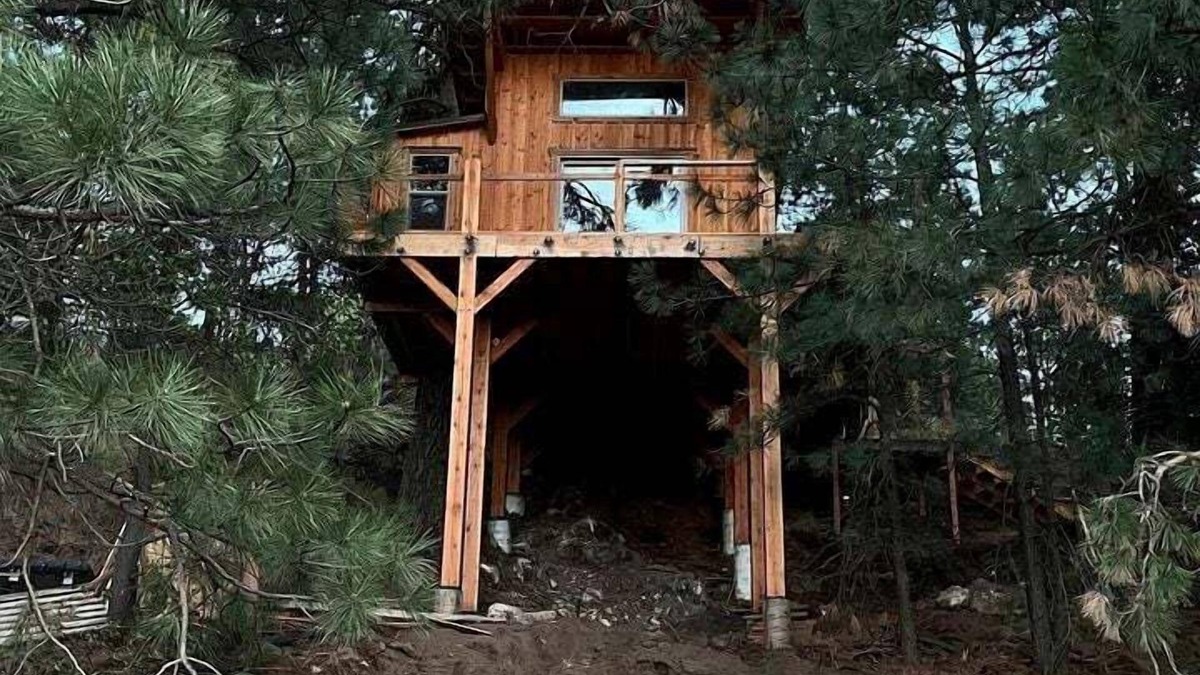 Moscow House | Incredible Timber Tree House with Wood-Fired Hot Tub Nestled in the Trees for a Unique Romantic Getaway in Moscow, Idaho
