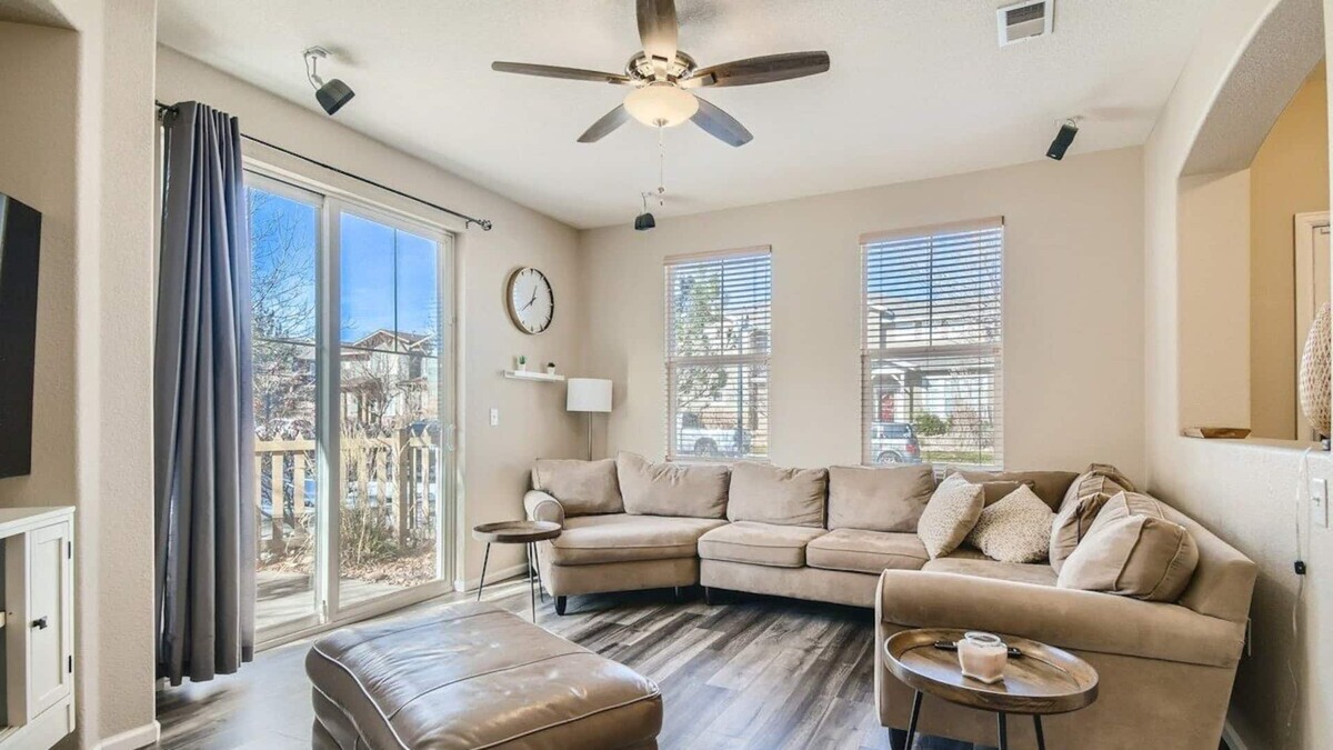 Commerce City House | Incredible townhome located less than 15 minutes away from Denver International Airport (DIA)