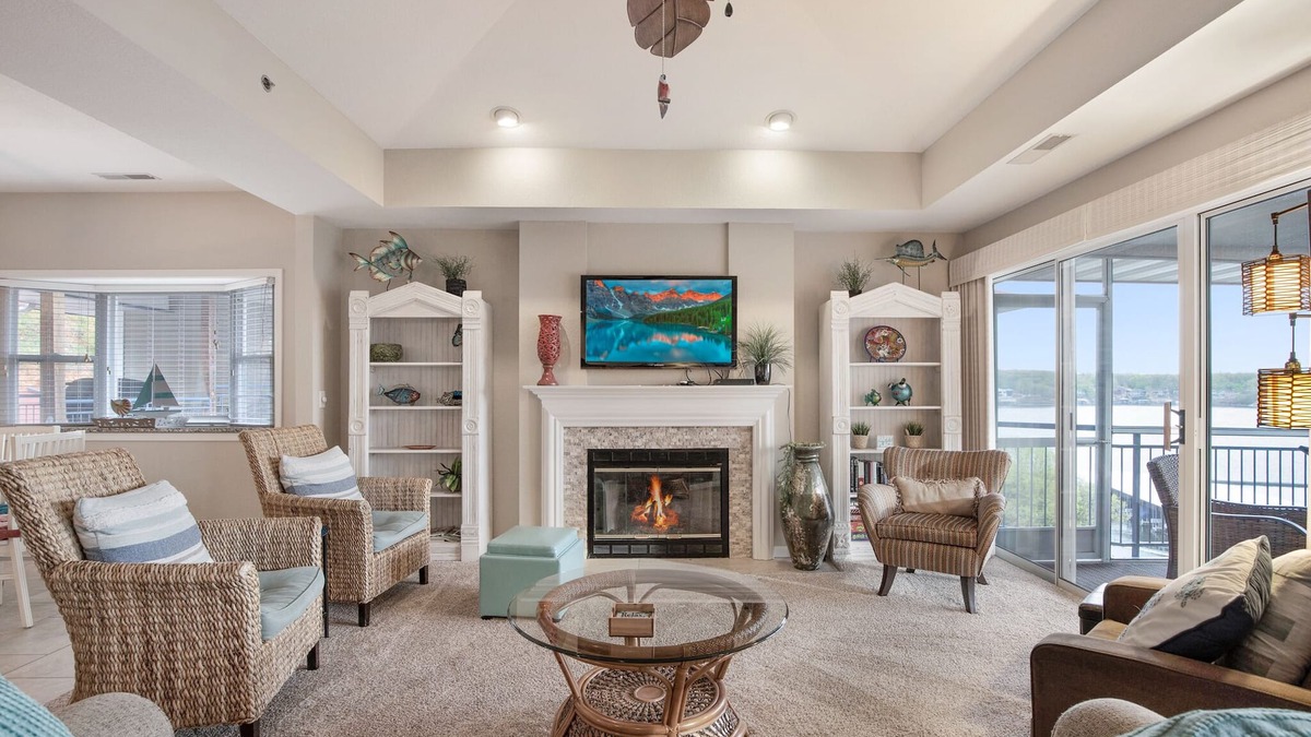 Lake Ozark Condo | Incredible View from this 3-Suite Palisades Lux Condo Screened-Deck, Next2 Pool!