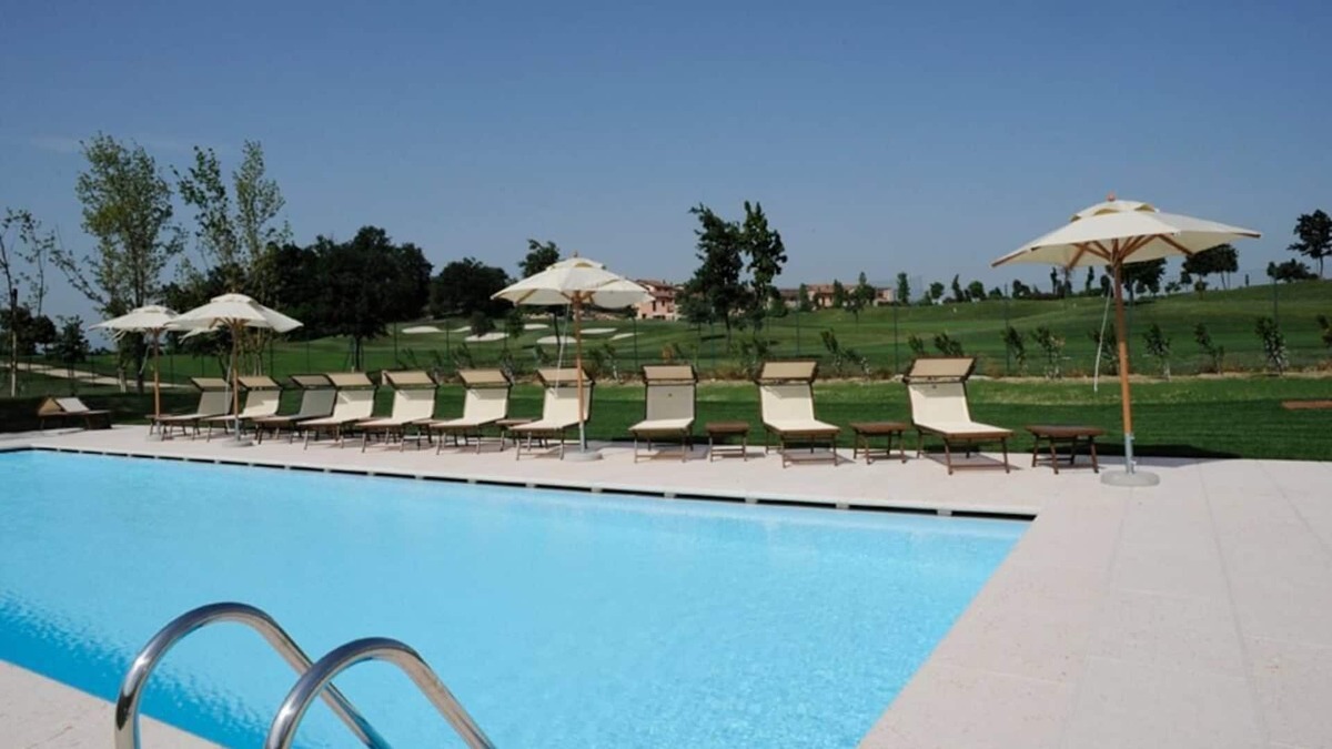Peschiera del Garda Villa | Independent villa on resort with pool