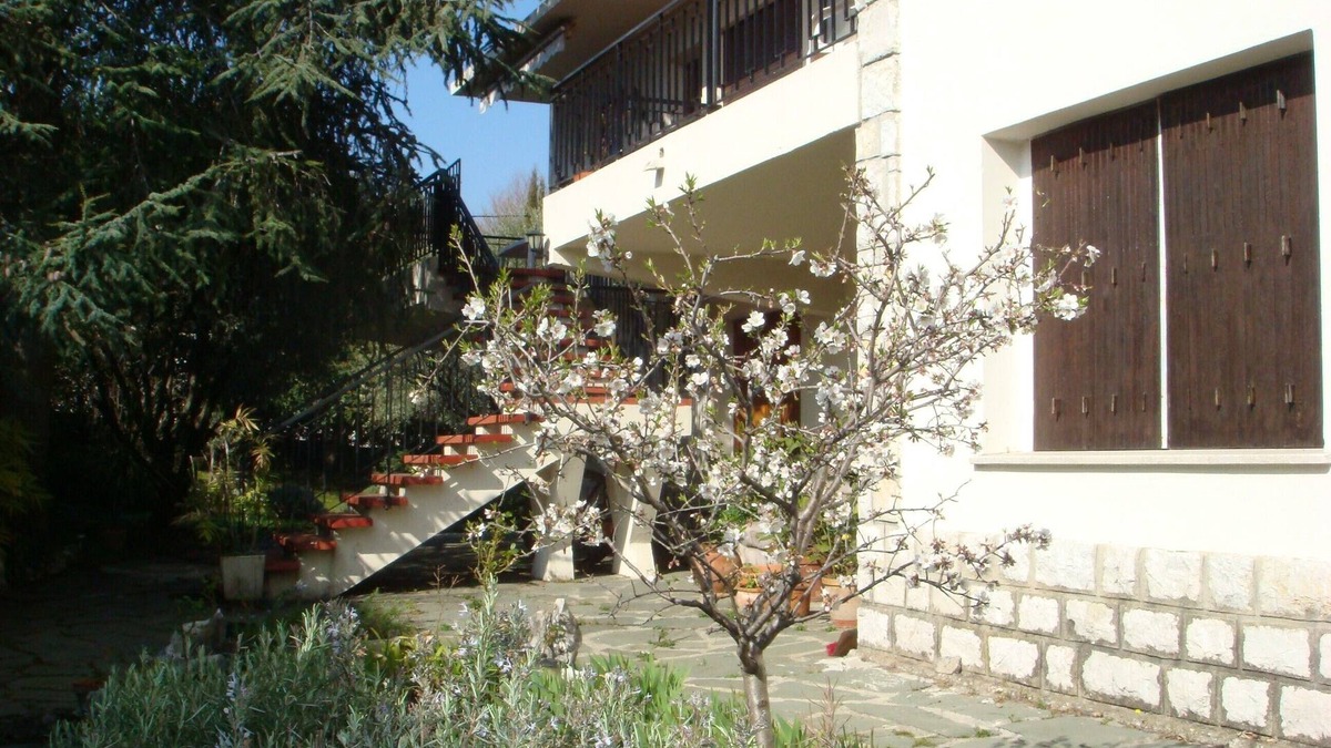 La Gaude Villa | INDEPENDENT apartment in first floor villa, in housing estate.