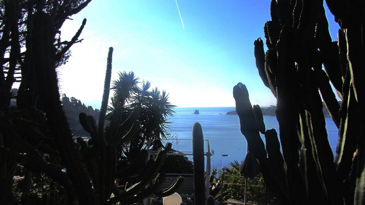 Portovenere Villa | Independent apartment with sea views, terrace, garden and pvt parking.