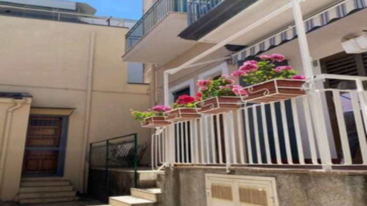 Aci Trezza House | Independent holiday home 5 minutes from the seafront and the centre.n