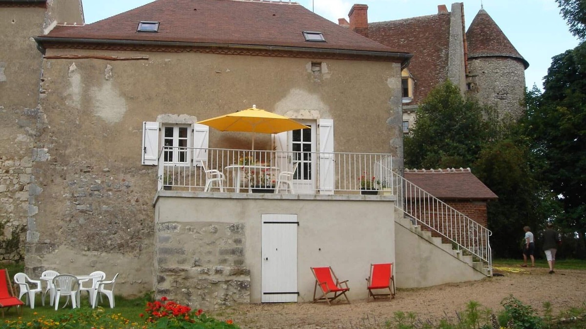 Ebreuil Cottage | Independent house with terrace, WIFI, garden, near castle