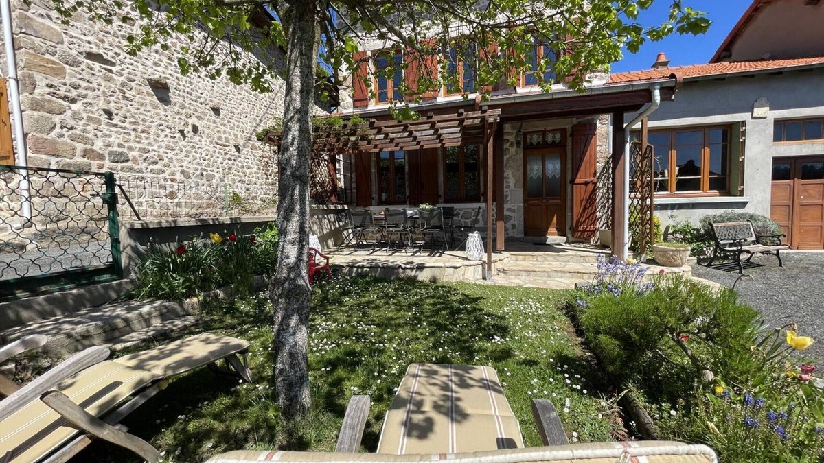 Laprugne Cottage | Independent house with garden, perfect for families and pets welcome