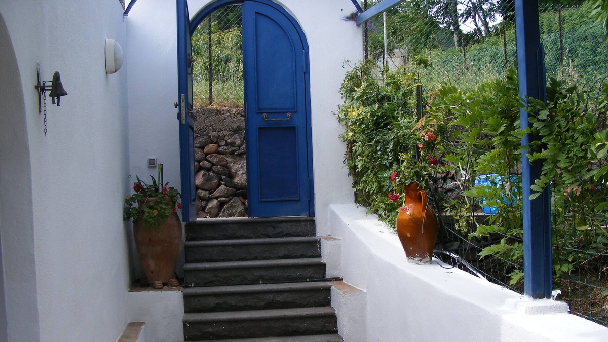 Malfa House | independent studio in Aeolian style villa in absolute tranquility