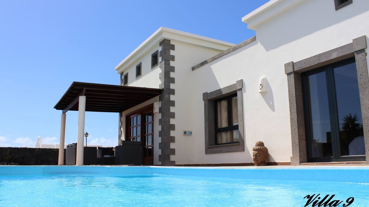 Playa Blanca Villa | Independent villa near red volcano. South-facing, nice garden, heated pool 29 °C