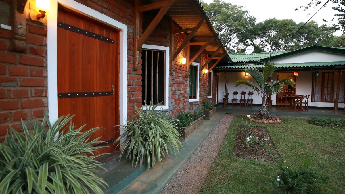 Moragaswewa Hotel | Indi Rose Garden