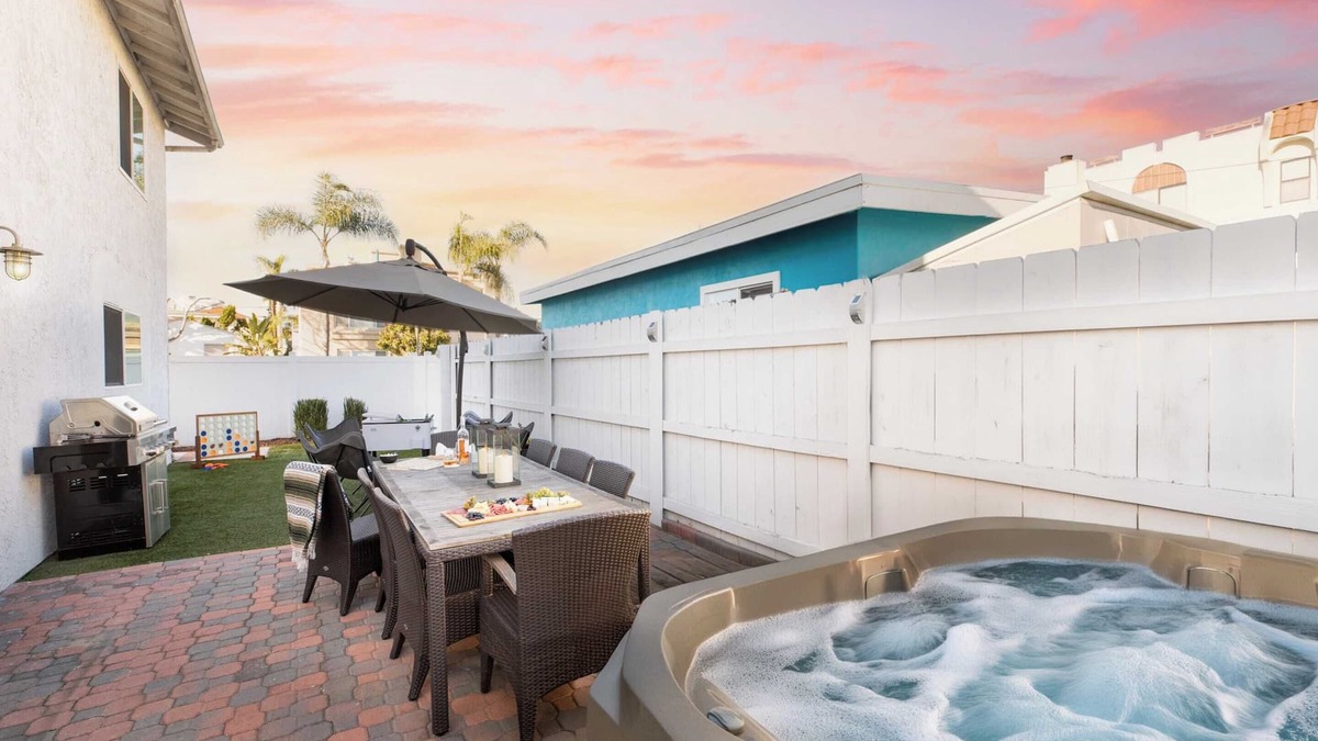 Crown Point Cottage | Indigo By Avantstay Sleek & Charming Home 2 Blks From Bay w/Hot Tub!