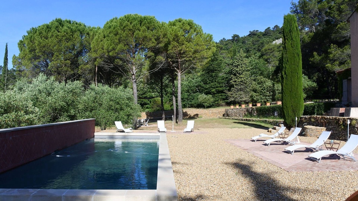 La Roquebrussanne House | Indigo room, great guesthouse, quiet holidays in Provence, 35 mn from the sea