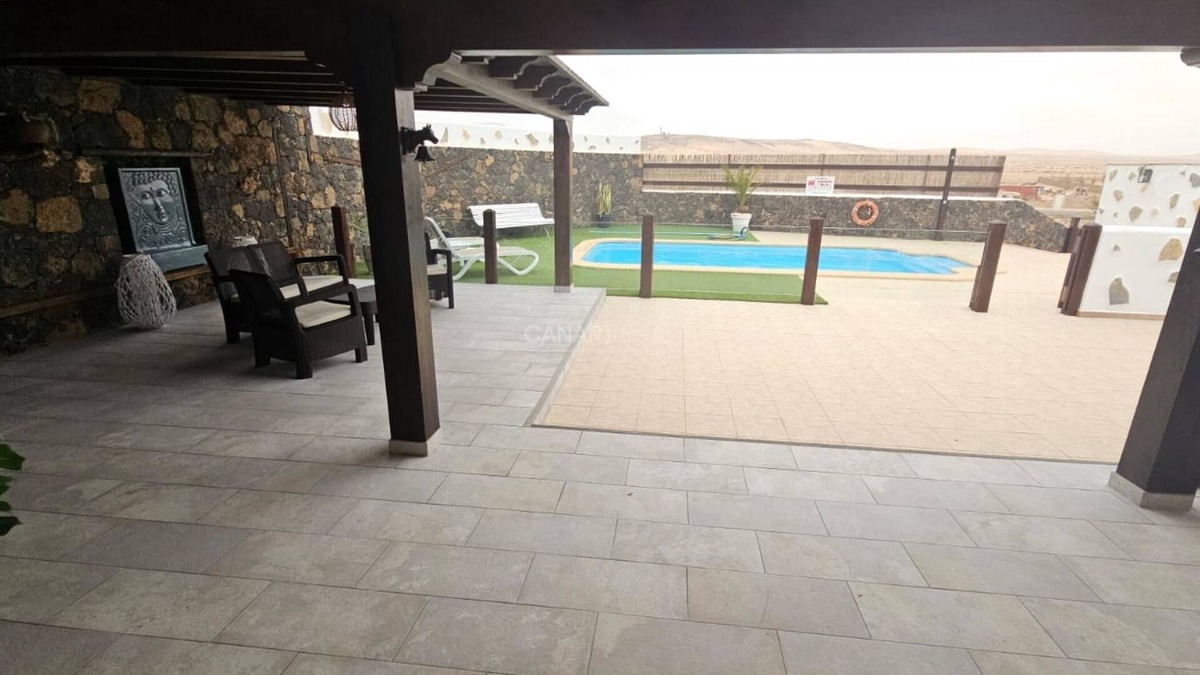 Lajares Apartment | Indira House: Modern, Relaxing Villa with Pool and BBQ in Lajares, Fue