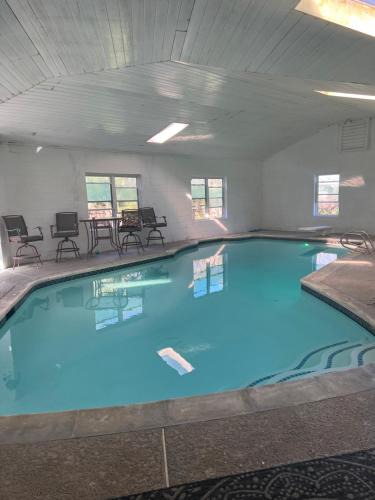Southeast Houston House | Indoor Heated Pool, Hot Tub and Steam Room