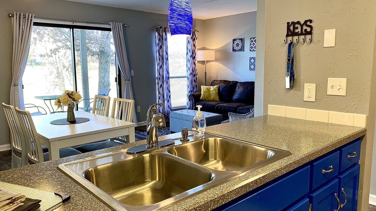 Table Rock Condo | Indoor/Outdoor pools~<10 miles Silver Dollar City, & <5 miles to Table Rock lake