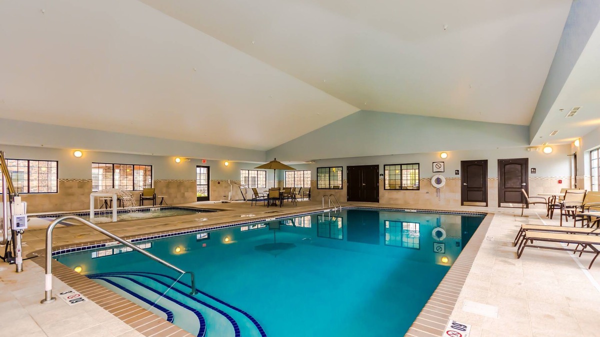 Grand Forks Condo | Indoor Pool & Hot Tub. Free Breakfast. Only 2 Min from University of North Dakota.