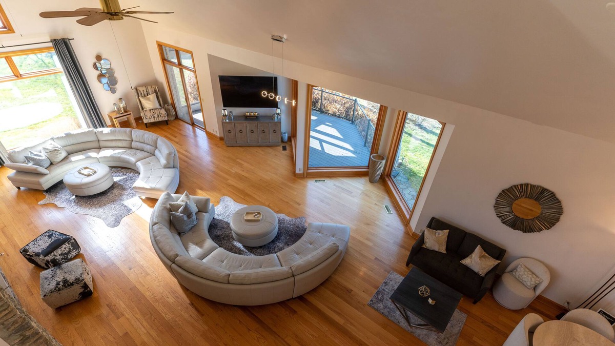 Lake Forest House | Indoor Pool with HUGE Rooms for Gatherings - East End - Lakeview
